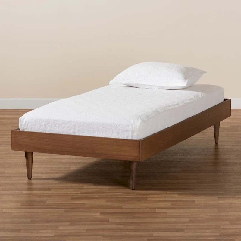 Modernes Plattformbettgestell aus Holz mit Walnussholz-Finish und konischen Beinen